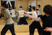 募活フィットネスで太極拳を指導する杉山さん（中央）