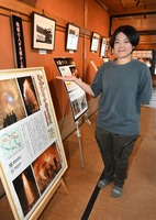 清内路の手作り花火を紹介するパネルや写真が並ぶ阿智村の古民家「つぼや」