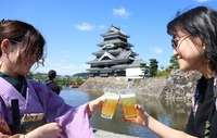 松本城を前にクラフトビールを味わう来場者