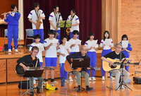 小川讃歌を練習する小川中吹奏楽部とアコギ会のメンバー