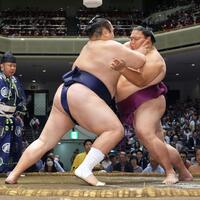 友風を攻める御嶽海（右）。引き落としで破る＝両国国技館
