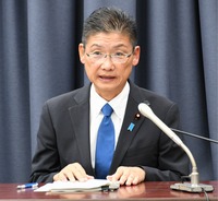 財務副大臣の就任会見で抱負を語る若林健太氏＝24日、都内