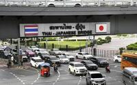 日本の支援で建設されたタイ・バンコク中心部の高架橋＝7月（共同）