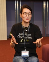信濃毎日新聞の取材に応じる小澤征良と矢部達哉