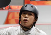 スケートボード男子パーク予選　予選3位で決勝進出を決め、観客に手を振る永原依弦