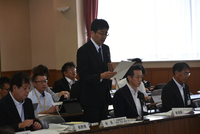 会合の冒頭であいさつする板谷会長（中央）＝25日、新潟県糸魚川市