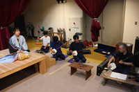 北村さん（右）の手ほどきで三味線や太鼓を演奏する生徒たち
