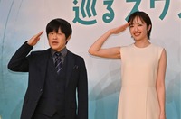 「巡るスワン」の会見でポーズを決める主演の森田望智さん（右）、脚本を担当するバカリズムさん＝2025年11月21日、東京都渋谷区のNHK放送センター