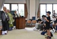 善光寺一山の僧侶に質問する児童（右）