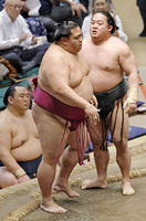 翠富士（右）に敗れた御嶽海＝両国国技館
