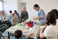 おにぎりを作るなどして多世代が交流した「おむすびサロン」