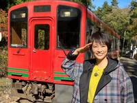 赤い車体が特徴的な車両で運行される会津鉄道の快速列車「AIZUマウントエクスプレス」と村井美樹さん（村井さん提供）
