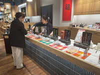 イオンモール須坂内の「久世福商店」。開業1年に合わせ、菓子の食べ比べ企画を実施している