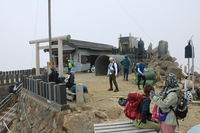 御嶽山頂の剣ケ峰。登山者の滞在時間が年々、長くなる傾向にある＝7月26日