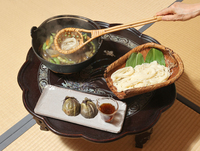 「冷や麦のおとうじ」の汁（左）と冷や麦（右）。とうじかごに適量入れた麺をお鍋で温め、おわんに移して野菜や汁も一緒にいただきます。手前の「ふかしなす」には手作りのたれを添えました