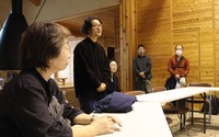 山びこの会の総会で御嶽山噴火に着想を得た映画作りへの思いを語る渡辺直樹さん（左から2人目）＝27日午後1時ごろ、王滝村