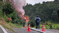 炎を上げて燃える建物＝27日午後5時9分、高森町山吹