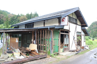 学生たちが改修している空き家