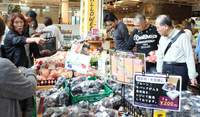 開業2周年を迎えた道の駅「八千穂高原」内の直売所。佐久穂町産のプルーンやリンゴが並んでいる