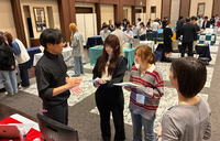 企業の担当者らが学生にPRした「インターンシップ・業界研究フェア」の会場