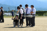 校庭でドローンを飛ばす松川高校の生徒ら