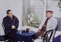 荒井さんが経営していた喫茶店で談笑する倉本さん（左）と小宮山さん＝1991年3月15日、上田市