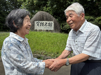 80年ぶりの対面を果たし、笑顔で握手する仲田武司さん（右）と山上久子さん＝8月24日、滝沢市