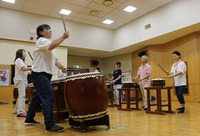 本番に向けて練習する信州高山太鼓のメンバーたち