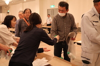 農薬を受け取る農家ら