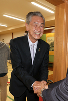 再選を果たし支持者と握手する奥原秀一さん