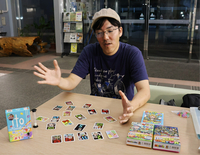 326さんが考案したボードゲーム「ito」について紹介する大石さん