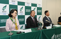 信州化粧品科学研究センターを設立し、記者会見する酒井俊郎センター長（中央）と香山瑞恵工学部長（左）＝29日、長野市