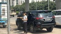 　インド北部グルガオンでSUVから降りる女性＝9月27日