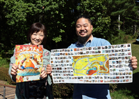 八ケ岳クラフト市のパンフレットを持ってPRする宮坂さん（左）ら