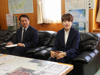 飯島町から「企業雇用型」地域おこし協力隊員の委嘱を受けた金森さん（右）と小松さん