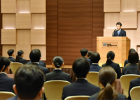八十二長野銀行の内定式で講話する中村誠・代表取締役副頭取執行役員＝1日、長野市内