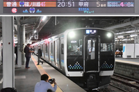 E131系のデビューを祝う長野駅の電光掲示板（写真上）と、出発を待つ「E131系」＝1日午後8時45分（ともに利用者提供）