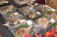 「マルシェ黒耀」に並ぶマツタケ。1日から大幅に値下げした