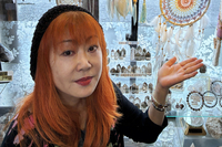 天然石やアジア雑貨の店を経営する中島由美子さん