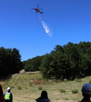 新たな消火剤と同じ粘度の液体を散布する県消防防災ヘリコプター＝2日午前11時2分、山ノ内町