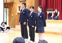 生徒にお披露目された新制服