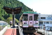 　終着駅・樽見で折り返し出発を待つ上り列車＝岐阜県本巣市