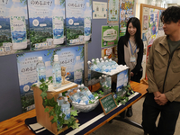 飯島町役場に設けられた「のめるぷす」のPRコーナー