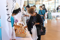 飯田下伊那各地の伝統野菜を買い求める来場者