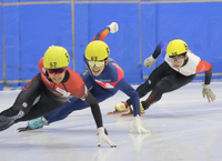 男子1500メートル決勝　2位に入った佐々木泰雅（中央）と3位の林大剛（右）