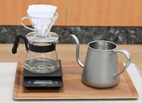 　ハンドドリップでコーヒーを入れるのに必要な道具＝東京都内