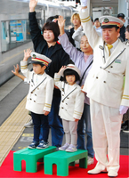 特急あずさの出発の合図をする（手前左から）山浦健吾ちゃんとちさきちゃん