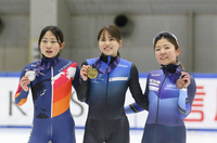 女子1000メートルで2位に入って表彰される関口綾野（左）