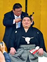　断髪式で師匠の追手風親方から最後のはさみを入れられる元幕内大翔鵬＝4日、東京・両国国技館