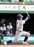 　横浜戦のタイブレークの8回、花巻東・赤間が適時二塁打を放つ＝弘前市運動公園野球場